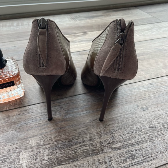 Charles Jourdan Paris brown pep toe heeled booty - Picture 6 of 6